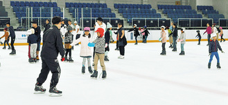 アイススケートを楽しむ参加者