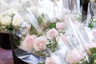 京急メモリアルでは、四十九日や一周忌の時にも花や線香を贈っているという。
