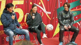 トーク中に座りながらのリフティングを披露した宇津木選手（中央）とそれを見守る岩本さん（左）、永井選手