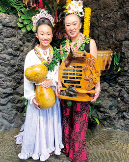 ハワイで２位に入った宮崎さん（左）と叔母で指導者の原さん