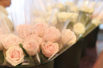 追悼債で配られたバラの花。四十九日や一周忌の時にも花や線香を贈っているという。