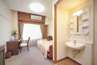 電動式介護ベッドや床暖房、エアコンを備えた居室