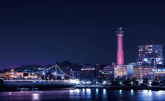 ライトアップされる横浜マリンタワー