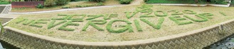 本郷石橋交差点近くのいたち川沿いに描かれたメッセージ（９月15日、パノラマ撮影）