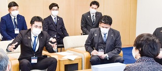 林市長（右）と意見交換を行う神奈川ブロックの坂倉会長（中央左）
