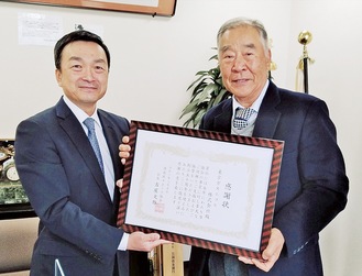 東京ガスエコモの代表者に感謝状を渡す古屋会長（右）