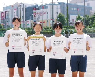 県大会を優勝した港南中の（左から）三ヶ尻さん、三橋さん、三枝木さん、吉田さん