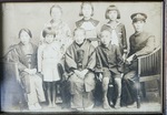 佐藤さんが小学生の頃の家族写真（後列右端がミツキさん）。前列の少年が弟の昭春さん
