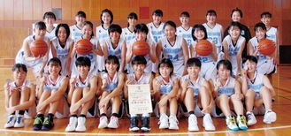 県大会準優勝のメダルを持つ女子バスケ部員