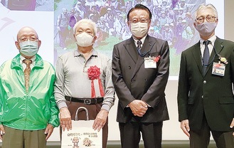 左から森会長、遠藤さん、栗原区長、井深所長