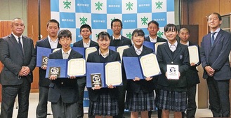冨士田区長（右端）と表彰された上郷中学校の生徒ら※撮影時のみマスクを外しています（栄区役所提供）