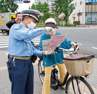 自転車利用者に説明する警察署員