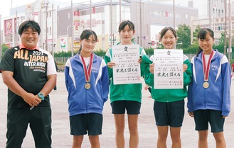 （左から）陸上部顧問の古田教諭、リレー選手の三枝木さん、三ヶ尻さん、吉田さん、関戸さん