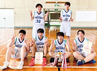 県大会優勝を果たした明朋高校バスケットボール部のメンバー