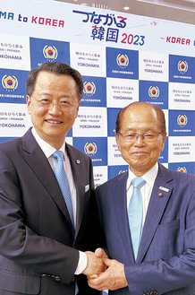 駐横浜大韓民国総領事の金氏と硬い握手
