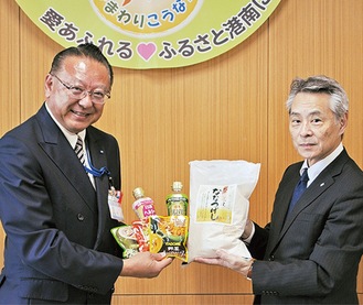 食品を受け取る栗原区長（左）と小泉社長