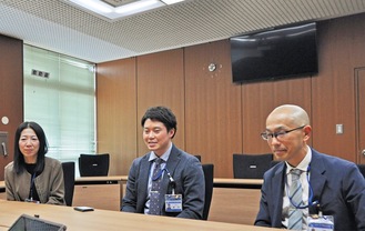 栄区役所の木村さん（左）、武内さん（中央）、芦葉さん