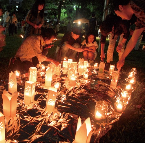 キャンドルを見つめる来場者