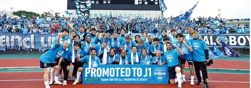 サポーターと喜ぶ選手たち©YOKOHAMA FC