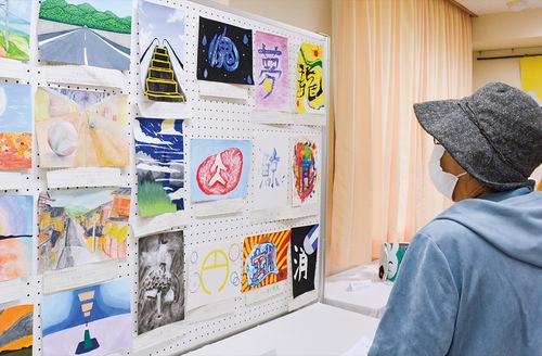 作品に見入る来館者