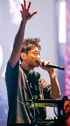 ＤＪパフォーマンス中のＭＡＫＩＤＡＩさん（＝ＬＤＨ ＪＡＰＡＮ提供）