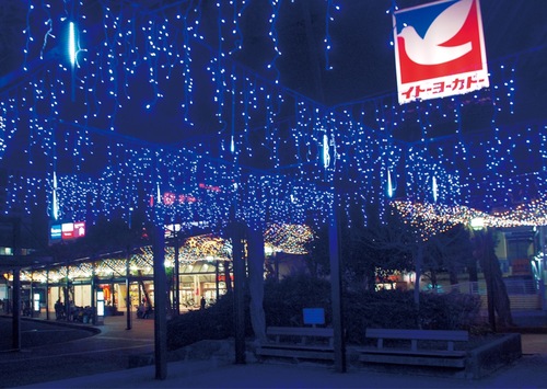 上永谷駅前のイルミネーション＝12月13日
