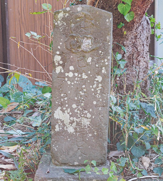 栄区小菅ケ谷の巳待塔