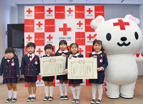 感謝状を持つ園児