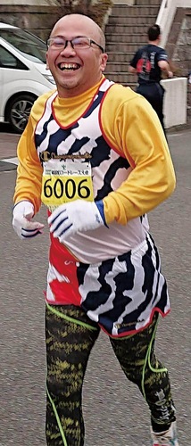 笑顔で栄区民ロードレース大会を走る長瀬さん＝本人提供