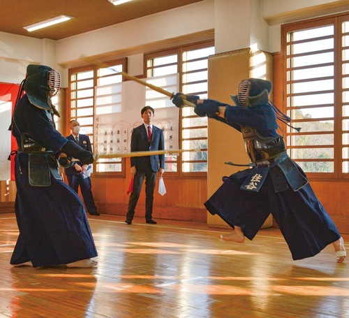 果敢に「一本」を狙う署員