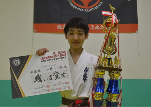 トロフィーを持つ小野さん