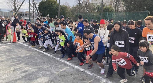 旧野庭中グラウンドでスタートする参加者