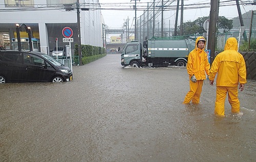 ２０１４年10月、台風による大雨で栄区の一部が浸水＝市提供