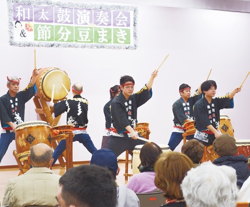 迫力ある演奏に聴き入る来場者