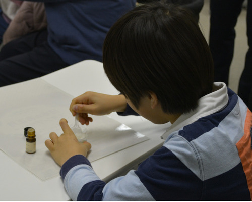 練り香水を作る参加者