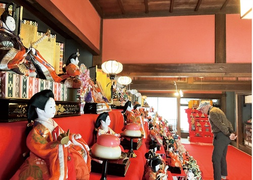 古民家主屋内に展示されている雛人形など＝２月14日撮影