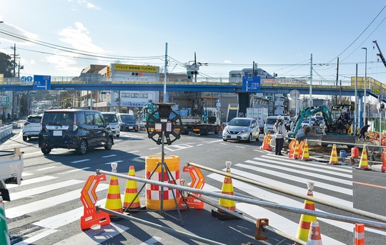笠間交差点、左奥が大船駅笠間口方面、右奥が環状４号線田谷方面