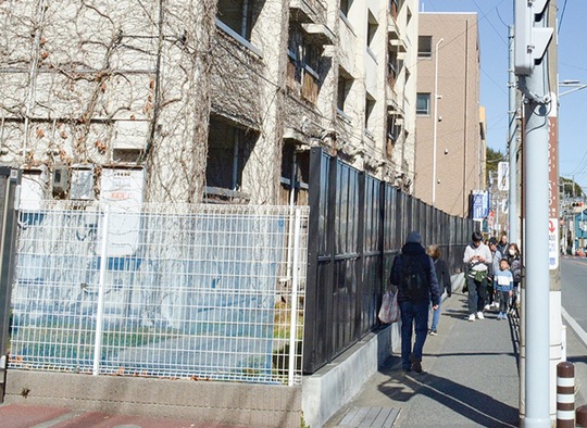 歩道に迫り出している宿舎