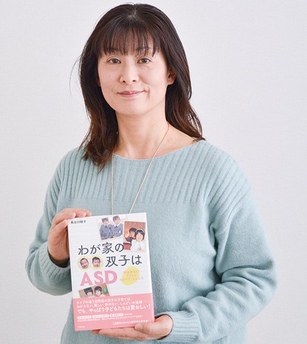 本を手に持つ長谷川さん