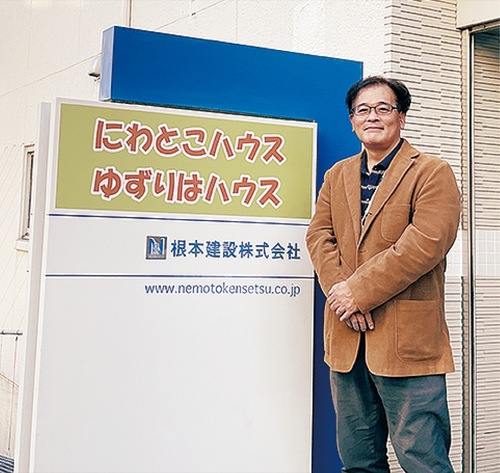 入口に立つ森さん