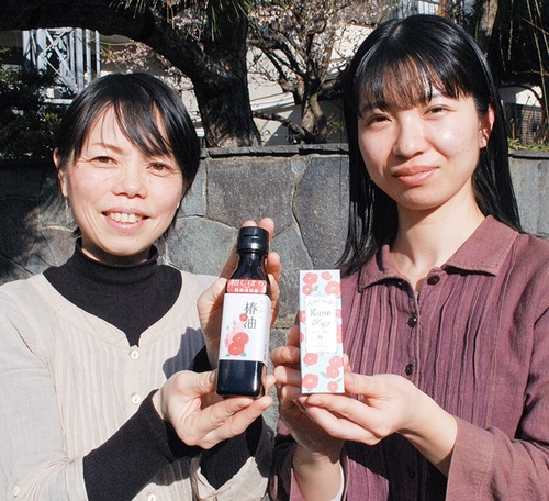 椿油を持つ高橋代表（左）と化粧品を手にする蓑田さん