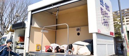 身の守り方を教わる参加者