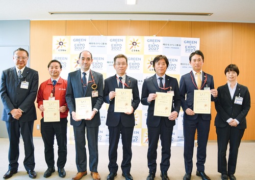 栗原区長（左）、川合副区長（右）と登録証を持つ店長、局長