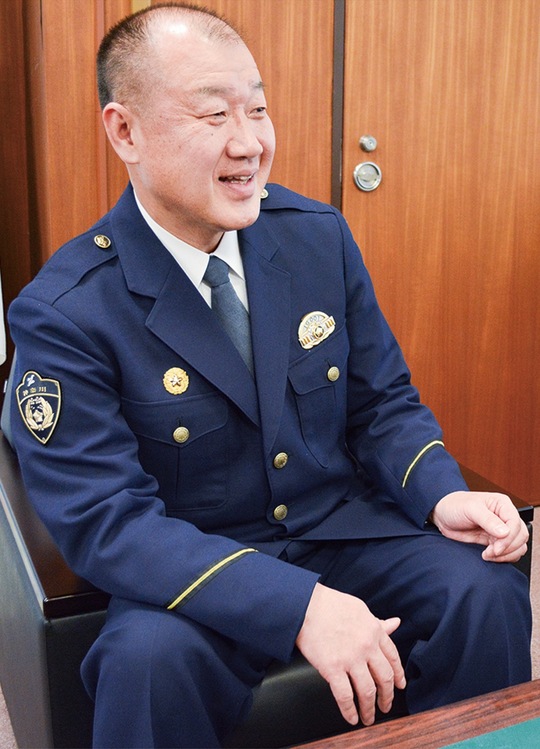 犯罪・事故への対策方法を語る徳原署長