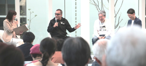 認知症について語る蝶野さん（中央左）と中島さん（同右）