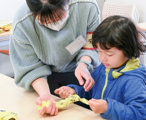 体験コーナーに参加する子ども