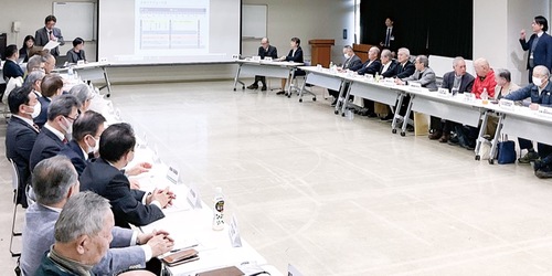 各団体の会長らが参加