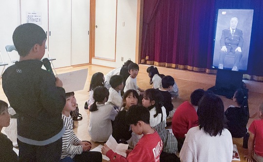 ＡＩ語り部に質問する児童