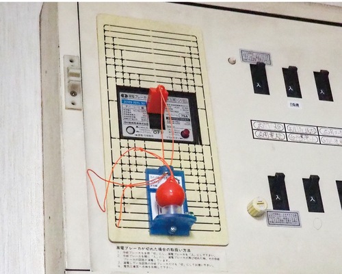 設置が簡易な、おもり式の感震ブレーカー