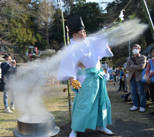 笹で熱湯のしぶきを集まった人に飛ばす神職